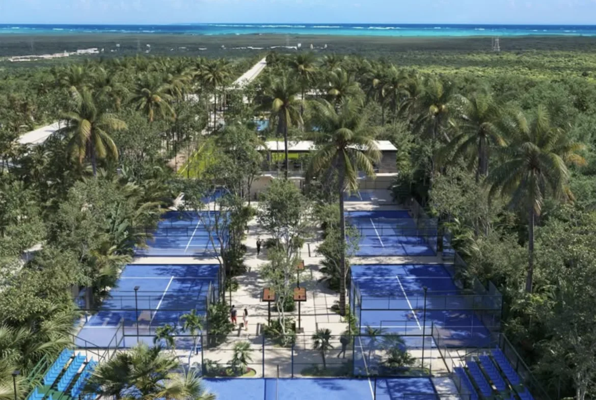 Vista aérea de las canchas de pádel y la selva – lote en SelvaReal, Playa del Carmen
